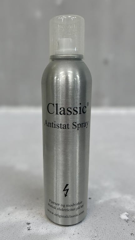 Flaske med Classic Antistat Spray i metaldesign med gennemsigtigt plastik låg.