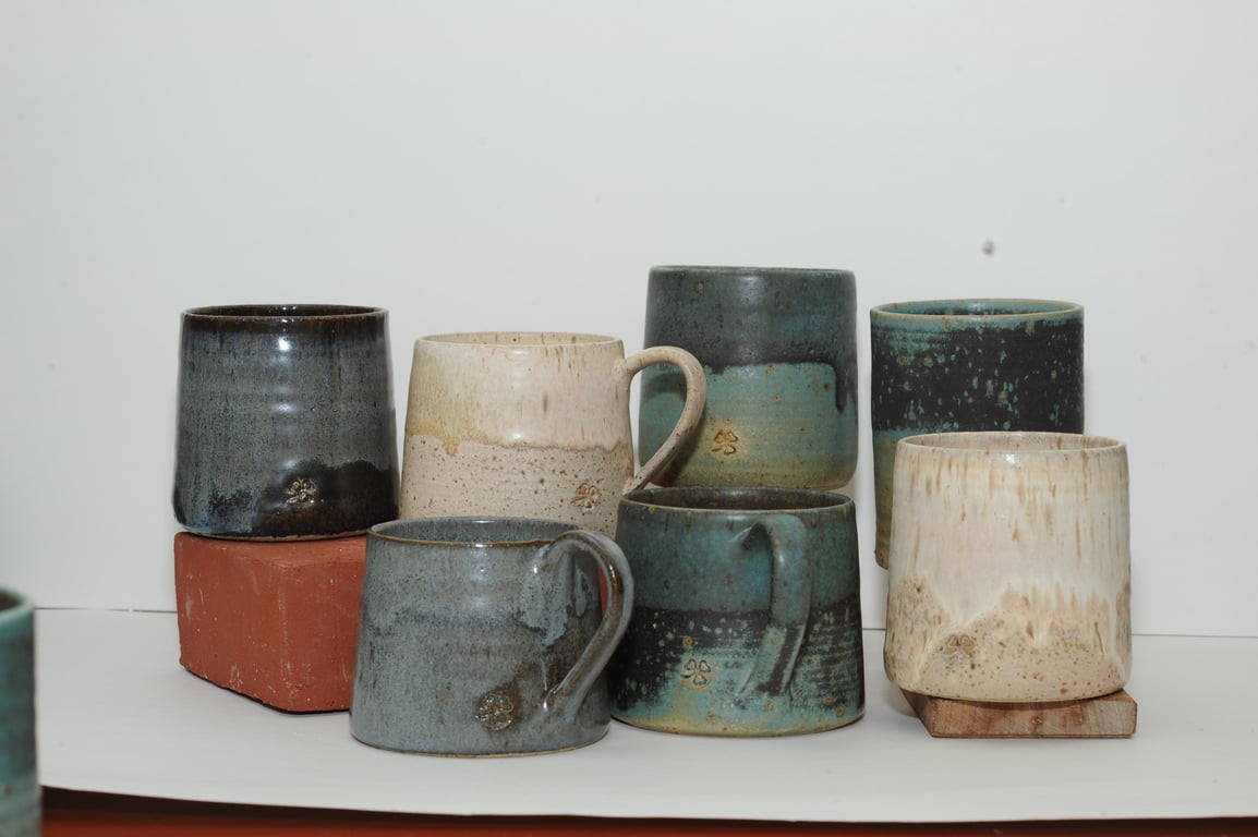 Krus og kopper - med eller uden hank - høj eller lav.  Laves i alle farverne