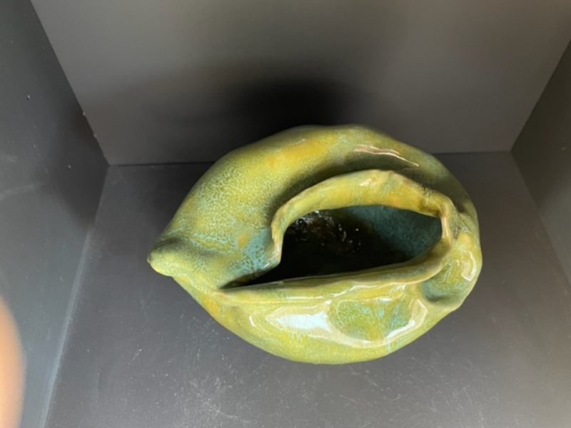 Skulpturel vase i gulgrøn glasur h = ca. 11 cm billede 2