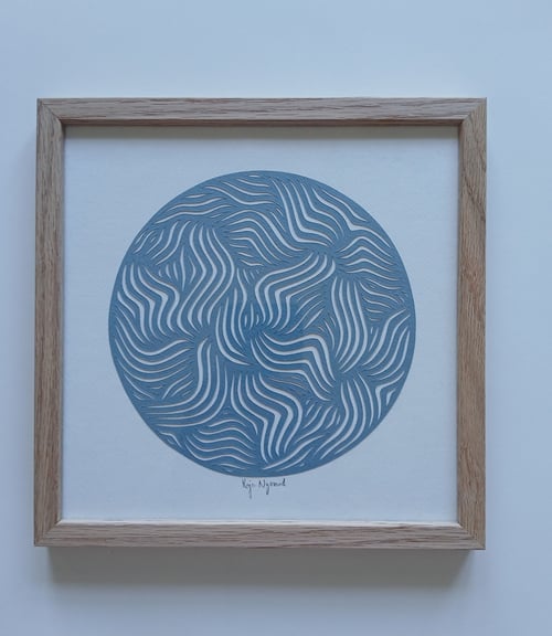 20x20cm papercut, dueblå, indrammet 