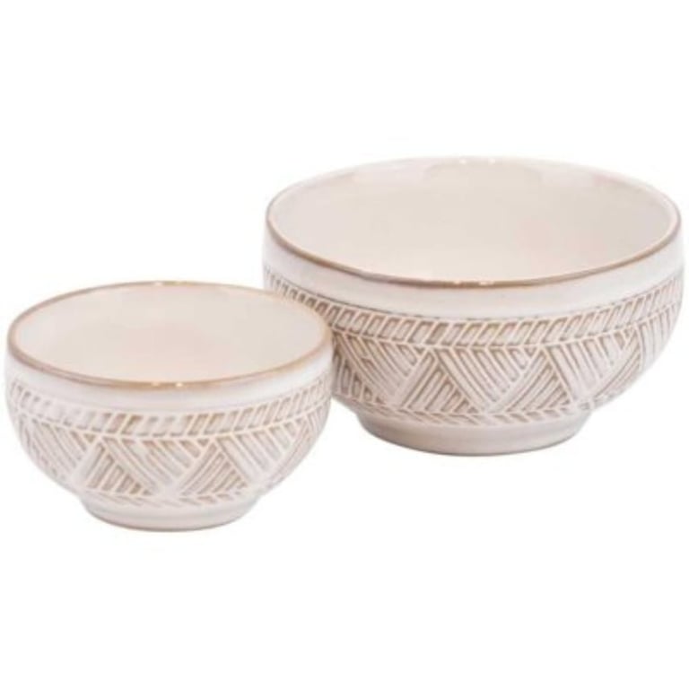 To hvide keramiske skåle med mønstret dekor, en større og en mindre, placeret ved siden af hinanden.