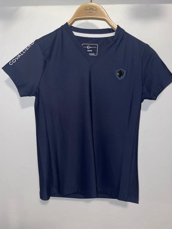 Marineblå t-shirt med V-hals, lille logo på venstre bryst og teksten "COVALLIERO" på højre ærme, hængende på en træbøjle.