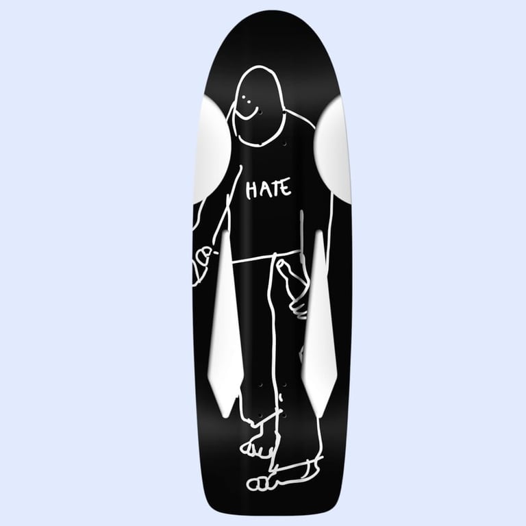 Sort skateboard med hvid tegning af en person iført en trøje med teksten "HATE", der holder en flaske i hver hånd.