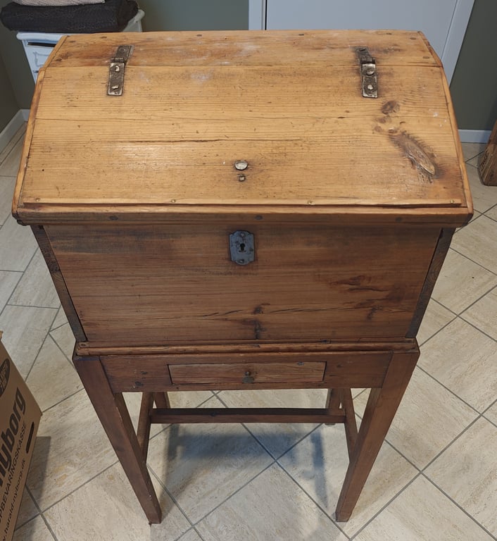 Antikt skrive-/opbevaringsmøbel i massivt fyrretræ med håndsmedede beslag