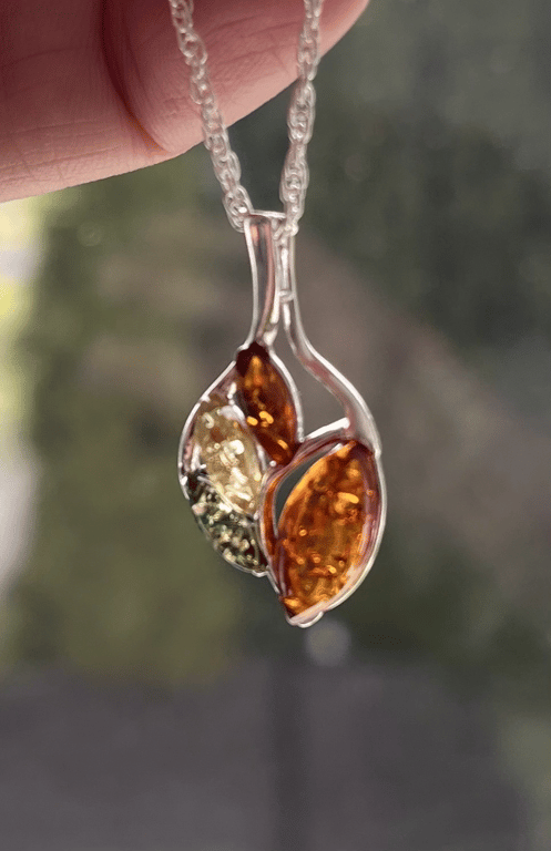 Nature Amber bladformet pendant flere farvet amber og sølv.(Der følger ikke kæde med) billede 4