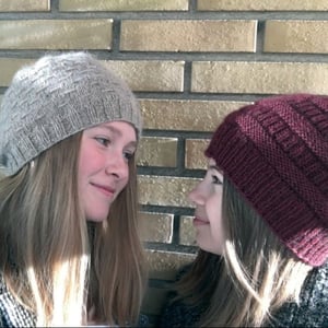 Gratis opskrift på 2 huer - opskriften er på dansk – produktbillede