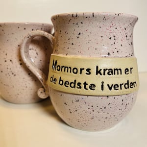 Keramik krus med tekst - Mormors kram er de bedste i verden – produktbillede