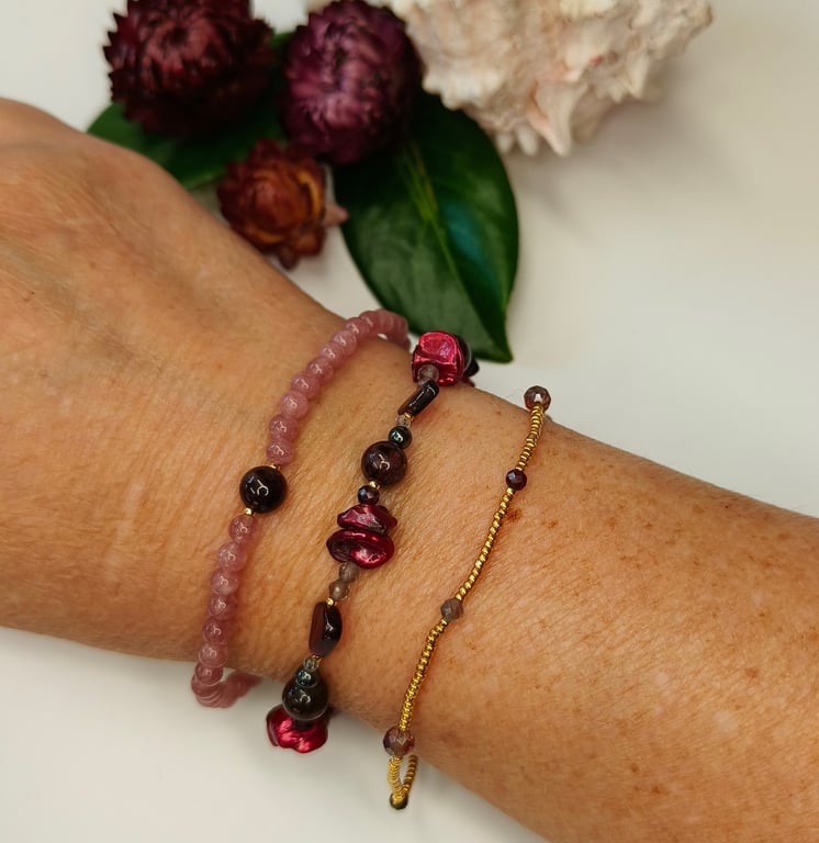 Guld/sølv miyuki perler med bordeaux - armbånd på elastik