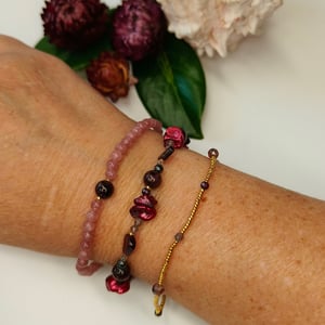 Guld/sølv miyuki perler med bordeaux - armbånd på elastik – produktbillede