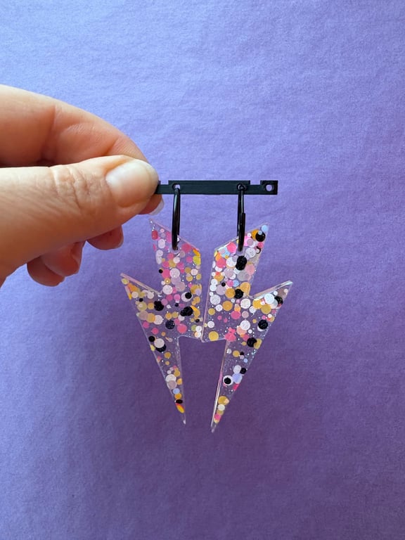 Store lyn i mørk konfetti