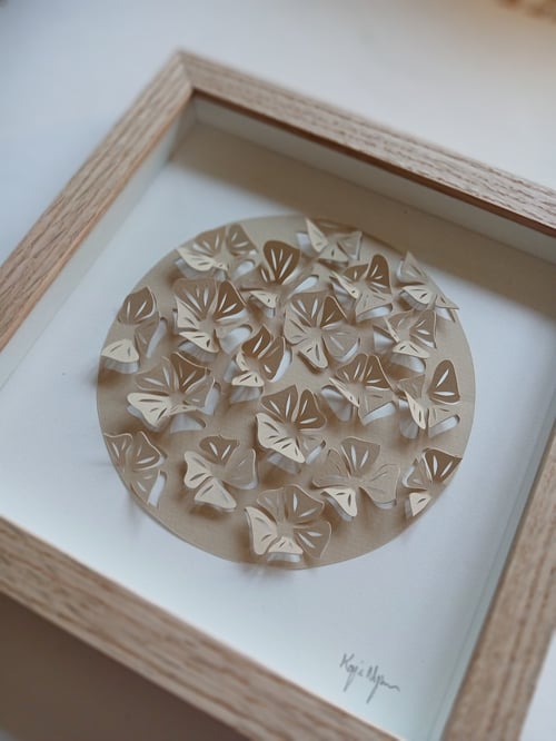 20x20cm, 3D papercut, beige, indrammet 