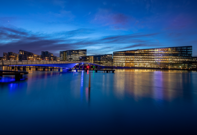 Smukt farverigt lys over Bryggebroen lige efter solnedgang en smuk vinteraften 