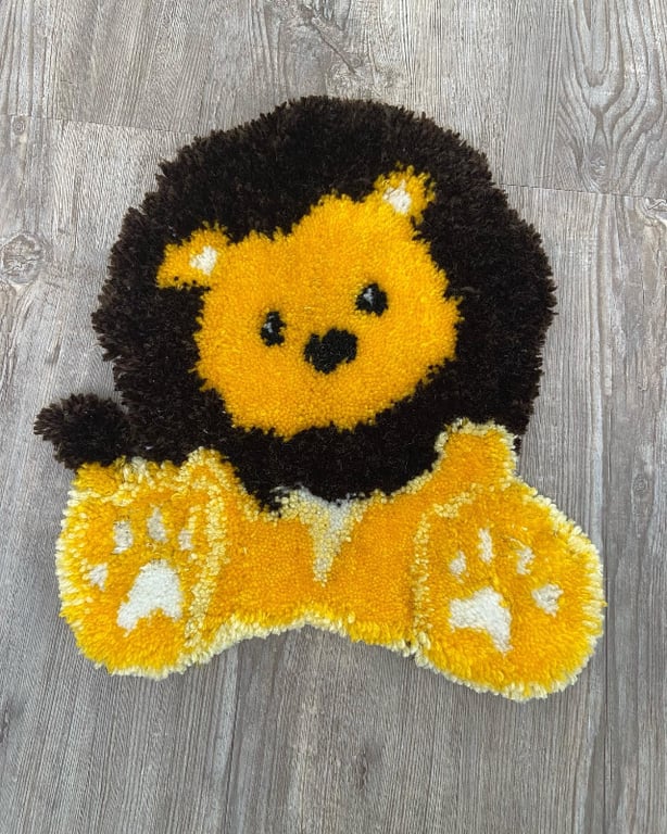 Solgt: Tuftede løve