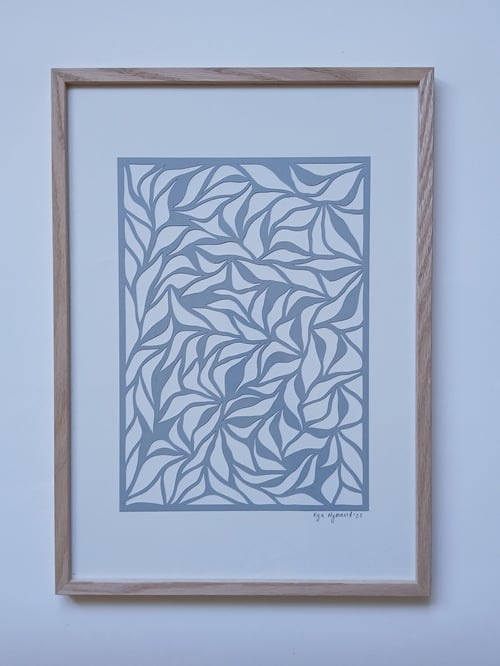 A3 papercut, dueblå, indrammet 