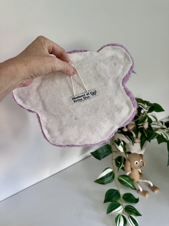 Tuftet Sløjfe Bodil som vægophæng i 100% uld – Håndlavet til børneværelset  billede 4