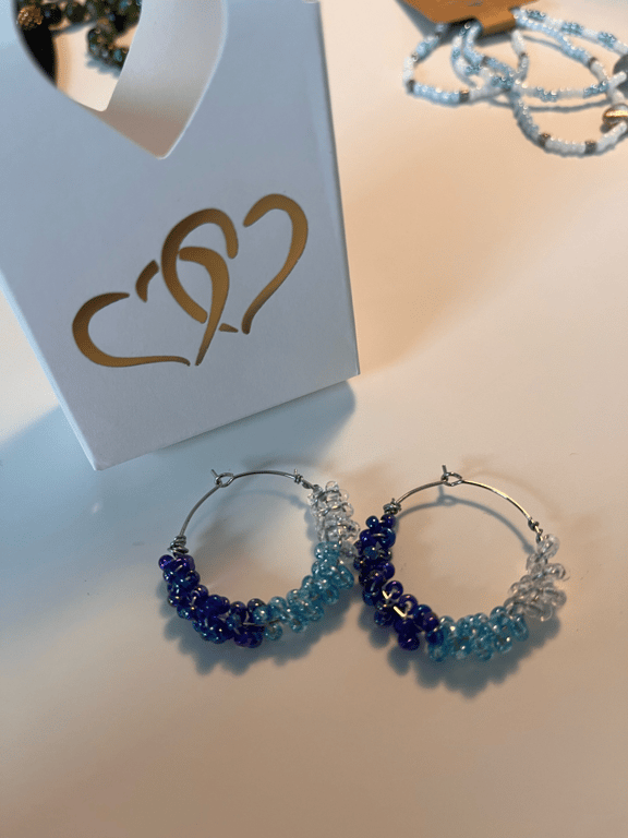 3 farver i blå, lyseblåt og glas creoler