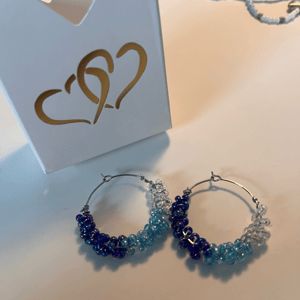 3 farver i blå, lyseblåt og glas creoler – produktbillede