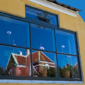 BRØNDUM HOTEL SPEJLES I VINDUET PÅ SKAGENS MUSEUM – produktbillede