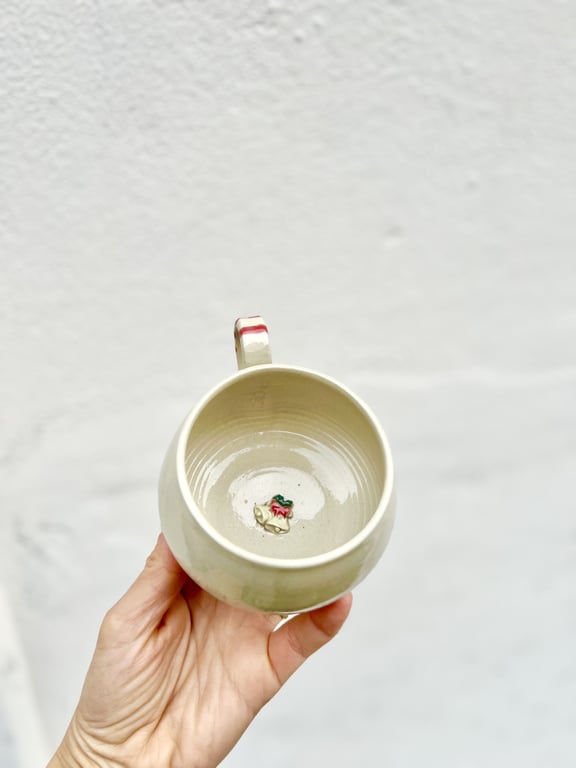 Julekop med stribet hank og julepynt i bunden  billede 2