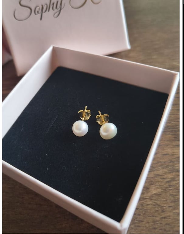 Louise ørestikker / Kirurgisk stål / forgyldt / ferskvandsperler