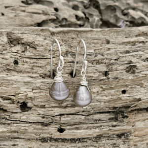 Ørekroge med smukke ferskvands perler. – produktbillede