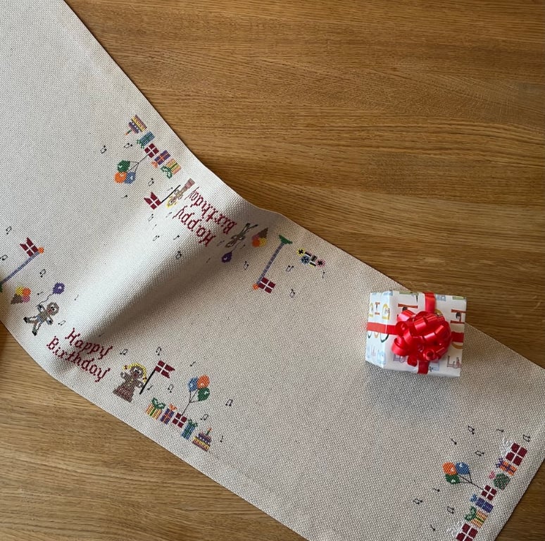 Dansk flag Happy Birthday 2035-dk løber Str. 30 x 100 cm. (4)