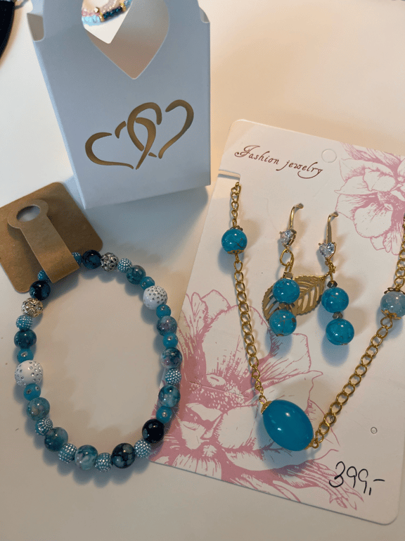 Sæt med smukke laguneblå øreringe og halskæde billede 5