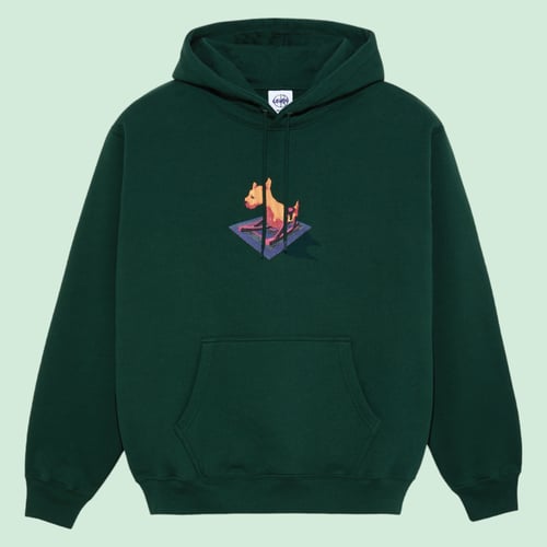 Mørkegrøn hættetrøje med lomme foran og et lille tryk af en gul og lilla geometrisk hund på brystet. (1)