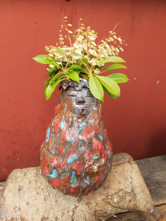 Syngende vasepige med blomsterkrans