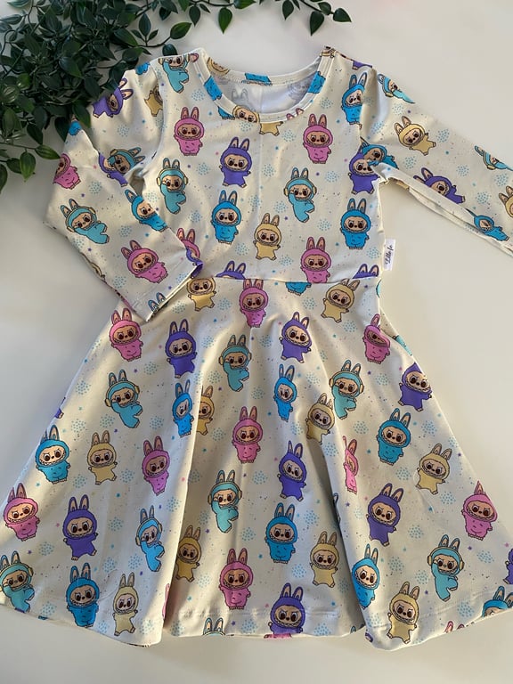 Kjole med Labubu str. 116