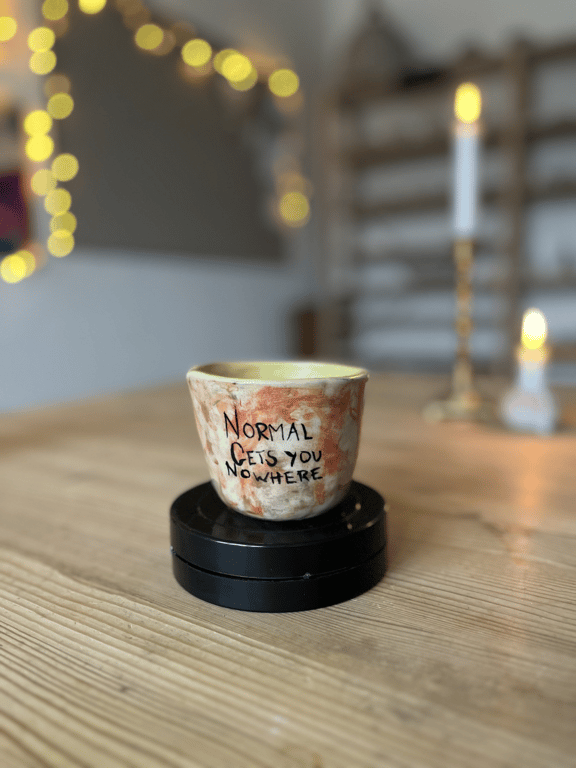 “normal gets you nowhere” kop, håndmalet