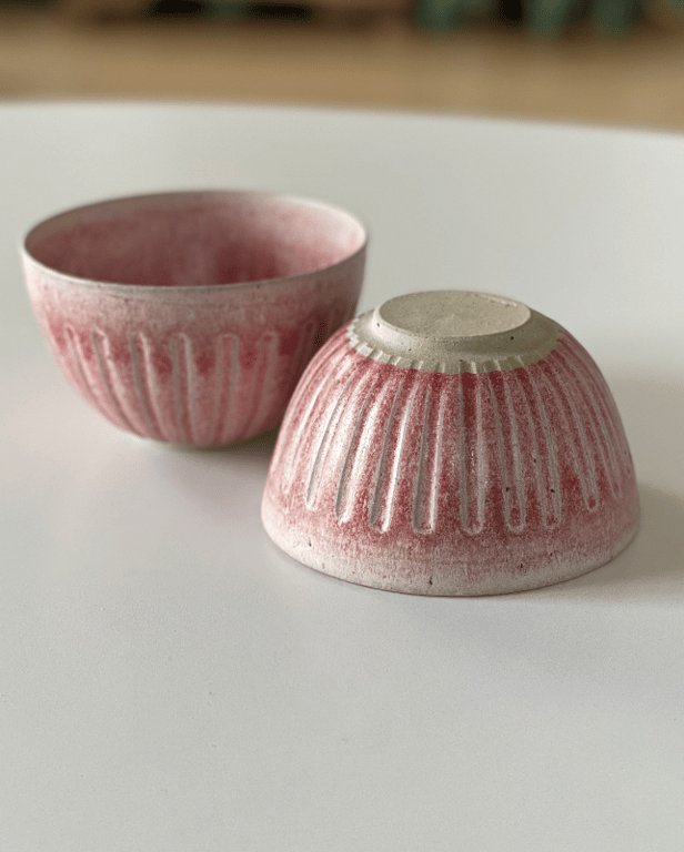 Skål m. riller, lavaler, rødmeleret - ø 13 cm