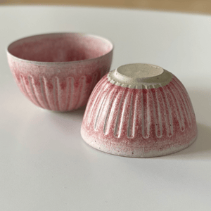 Skål m. riller, lavaler, rødmeleret - ø 13 cm – produktbillede