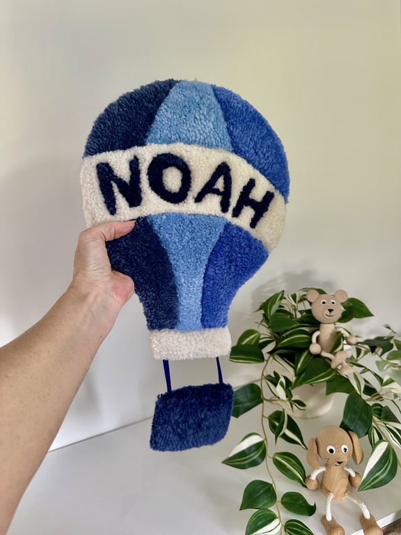 Farverig tuftet Luftballon med personligt detalje i form af navn eller initialer. billede 2