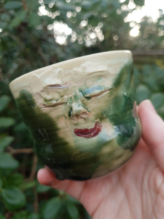 Mildt smilende ansigtskop uden hank billede 3