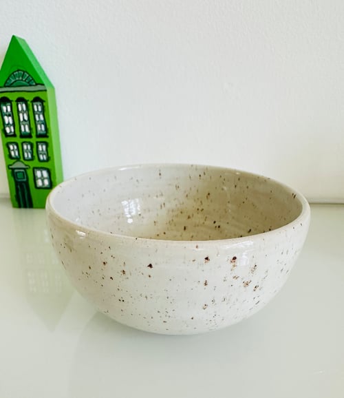 Håndlavet skål, råhvid med nister (Gaveidé) (2)