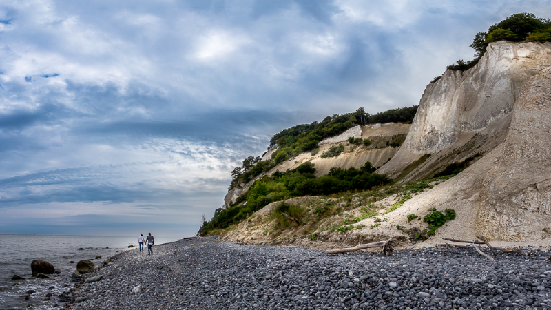 Møns klint set fra stranden en smuk sommerdag