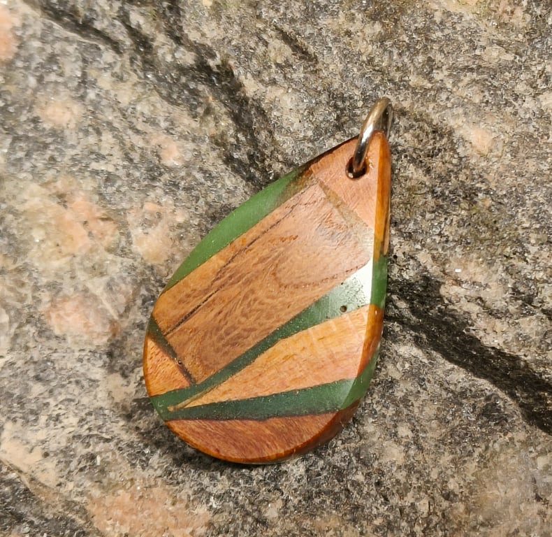 Håndlavet dråbevedhæng i træ og resin – skabt i Danmark