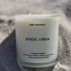 Nordic Ember | Duftlys | 300 ml | Oud, Salt &amp; Salvie – produktbillede