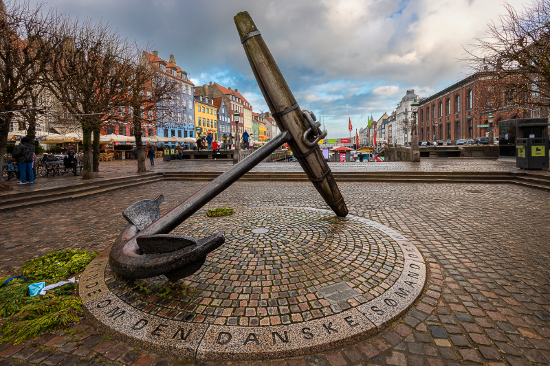 Det ikoniske anker i Nyhavn i København en smuk solrig eftermiddag