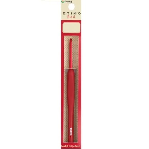 Hæklenål i rød farve fra mærket Tulip, model Etimo Red, i original emballage. (1)