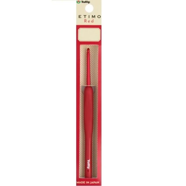 Hæklenål i rød farve fra mærket Tulip, model Etimo Red, i original emballage.