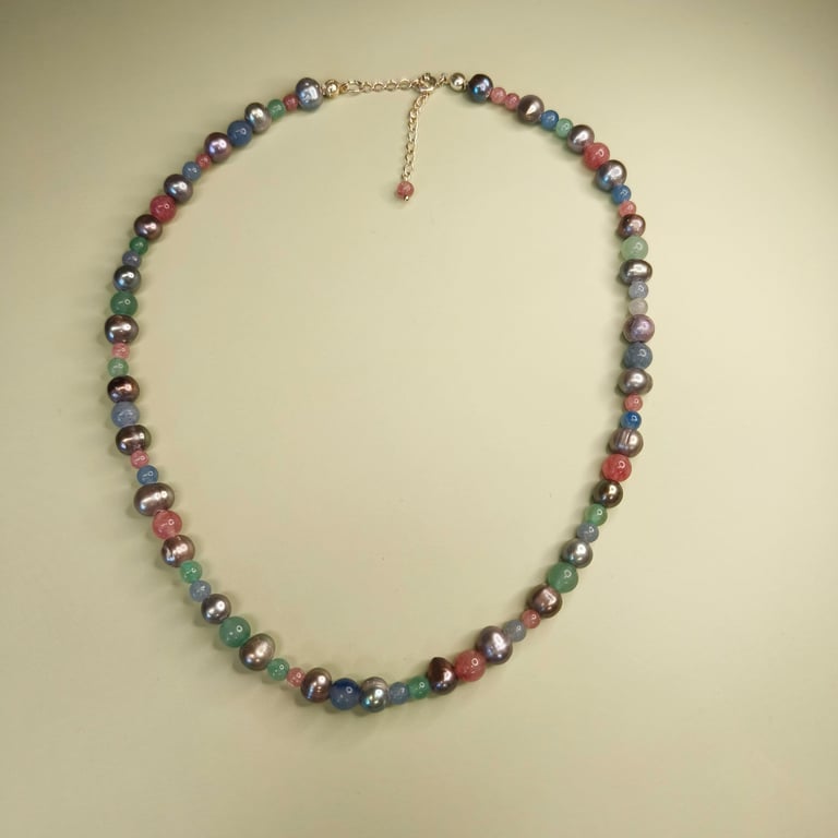 Multifarvet halskæde med grå ferskvandsperler