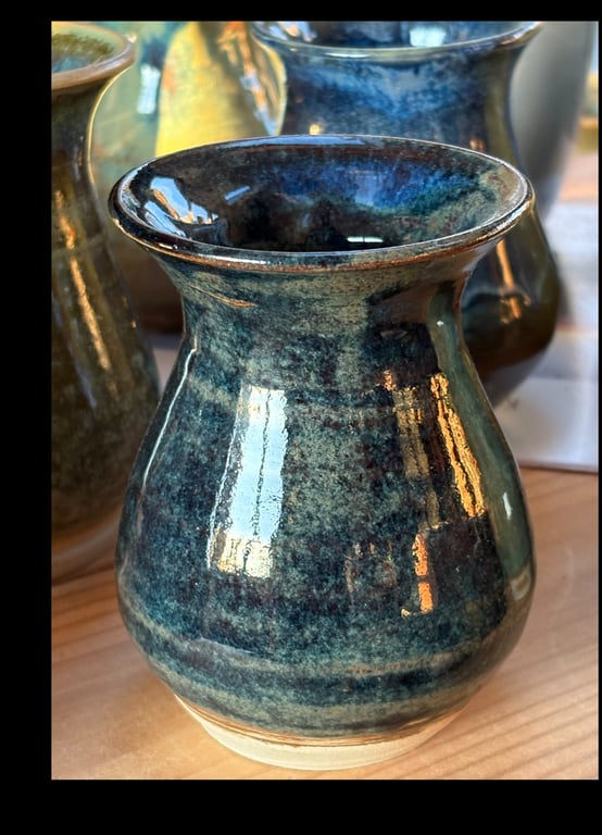 Håndmalet vase i dyb blå melange glasur