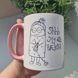 Krus: shhh jeg hækler Rosa – produktbillede