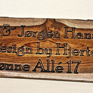 Navneskilt i guldregn. Ca. 160 x 50 mm. Lakeret. – produktbillede