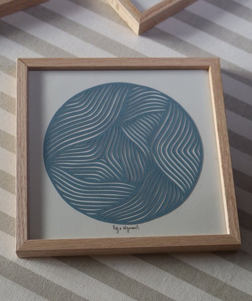 20x20cm papercut, støvet blå, indrammet