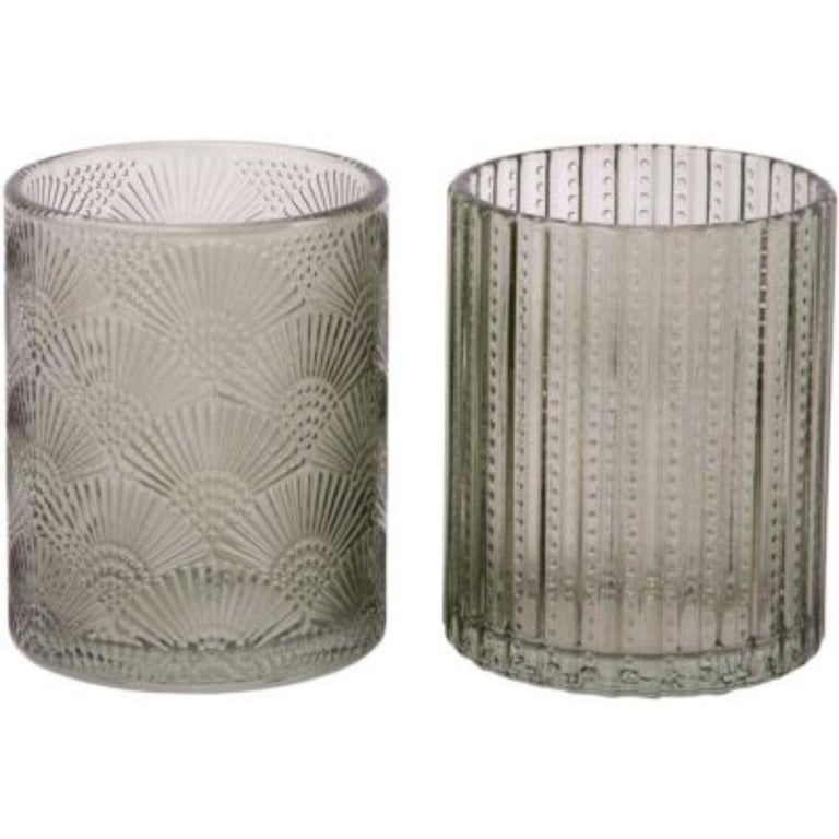 To gennemsigtige glaslysestager med forskellige mønstre; den venstre med et bølge- og prikmønster, den højre med vertikale riller og prikker.