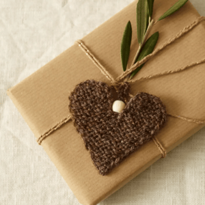 Opskrift: Hjerter og juletræer strikket i finuld – produktbillede