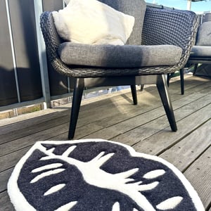 Tuftet gulvtæppe – Mund i grå og hvid  (80x50 cm) – produktbillede